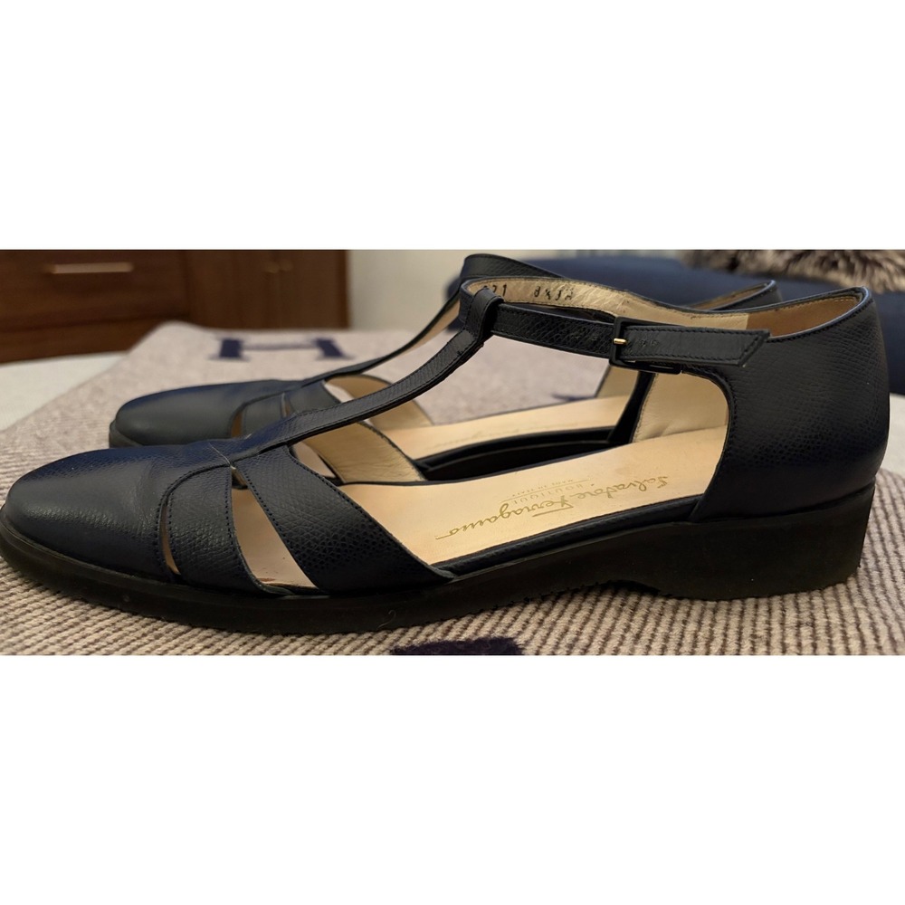 Salvatore Ferragamo Black Pebbled Leather T-Strap Flats 8.5 A DP52037